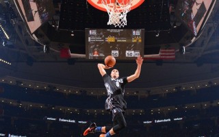 pg电子官网_开拓者三节狂飙领先雄鹿21分，中国新锐杨瀚森末节或迎登场良机